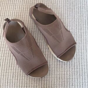 Skechers EUC Arch Fit City Catch Size 7 Tan Women's Sandals with White Sole